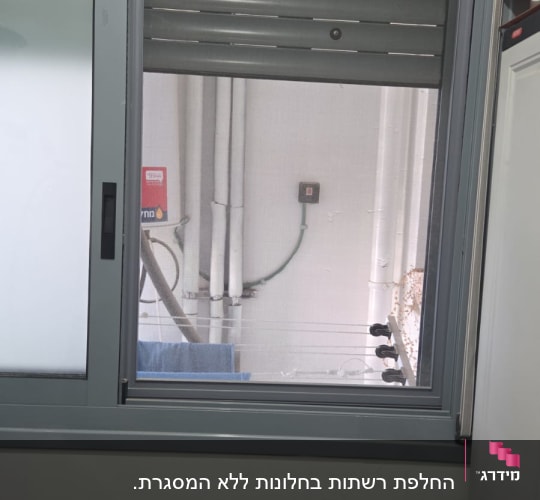חלון אלומיניום עם תריסים ומסגרת אפורה